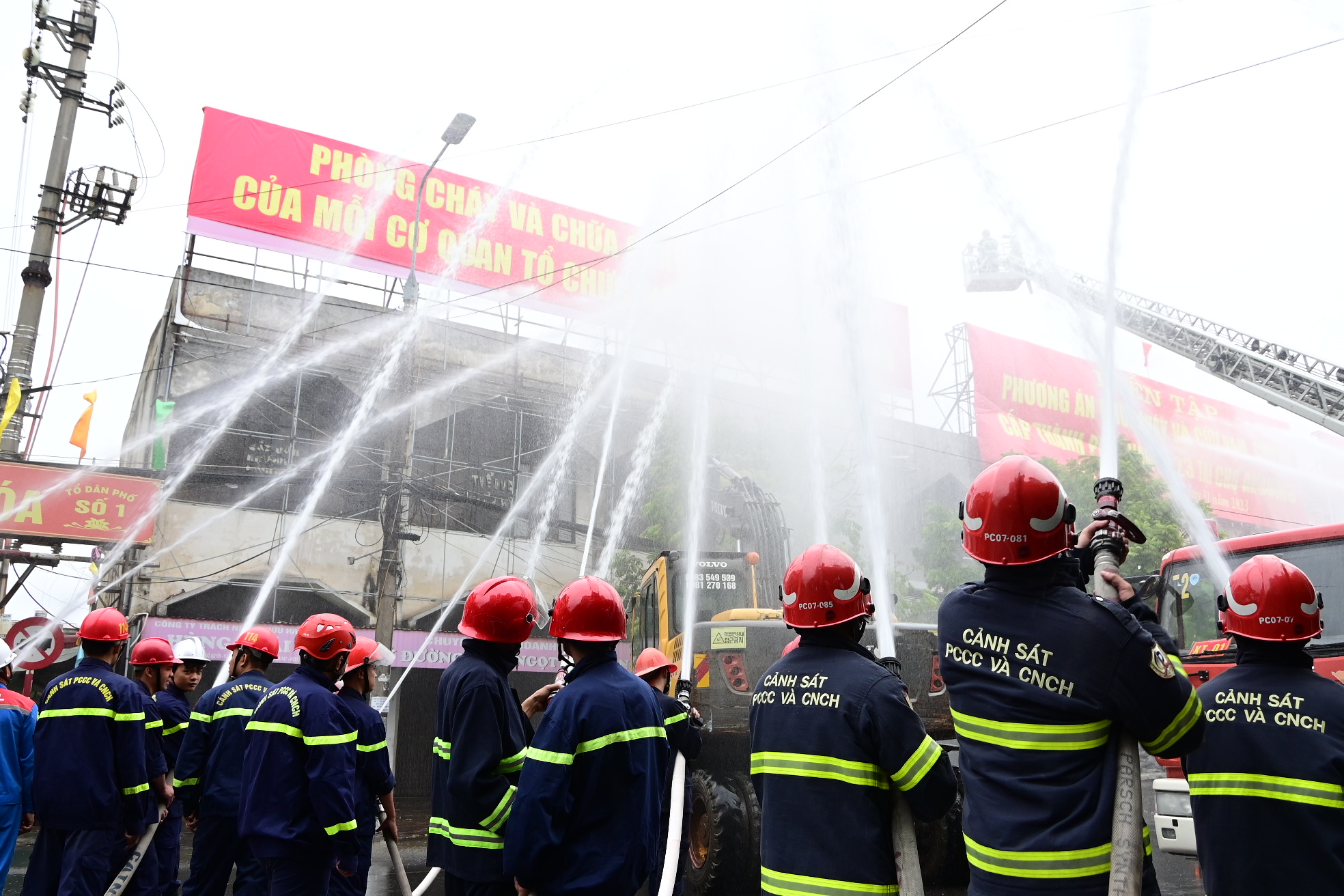 Gần 1.000 người tham gia diễn tập phương án chữa cháy và cứu nạn cứu hộ cấp thành phố tại chợ An Dương, quận Lê Chân